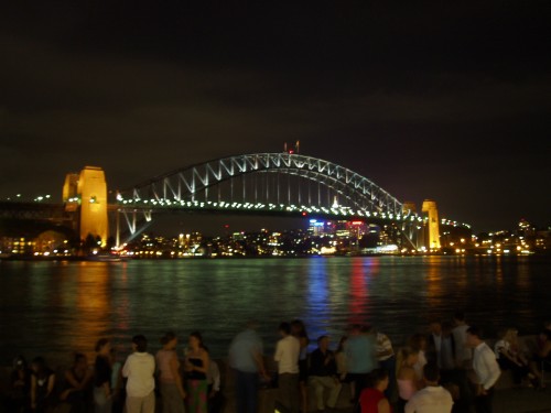 Brug in avondlicht